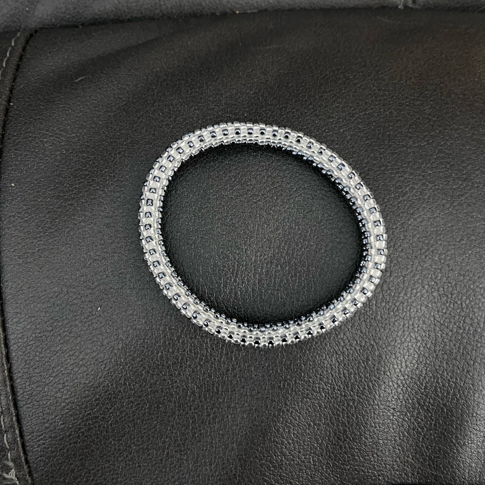 Elegant Silver Bracelet with Continuous Sparkle